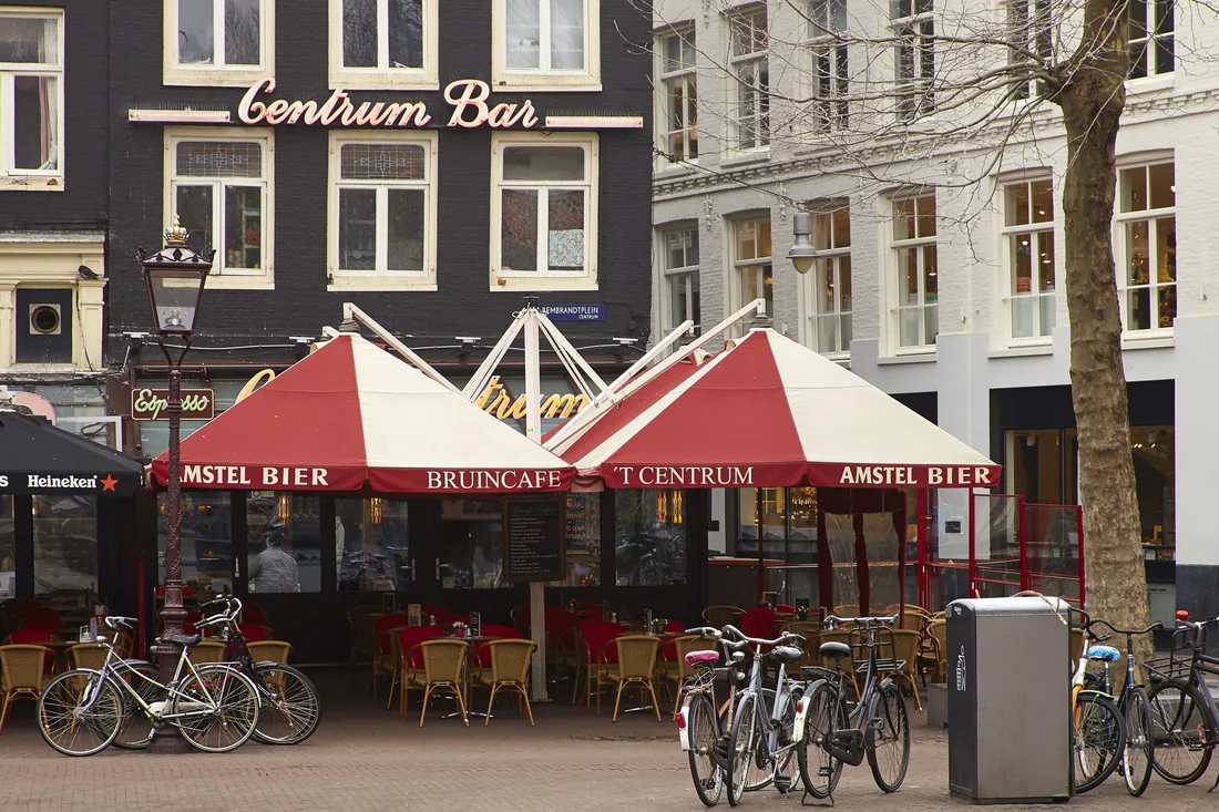 The red terrace of 't Centrum under the parasols on the Rembrandtplein