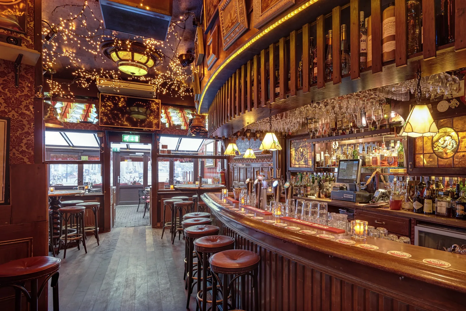 The brown bar of 't Centrum with mood lighting and bar stools